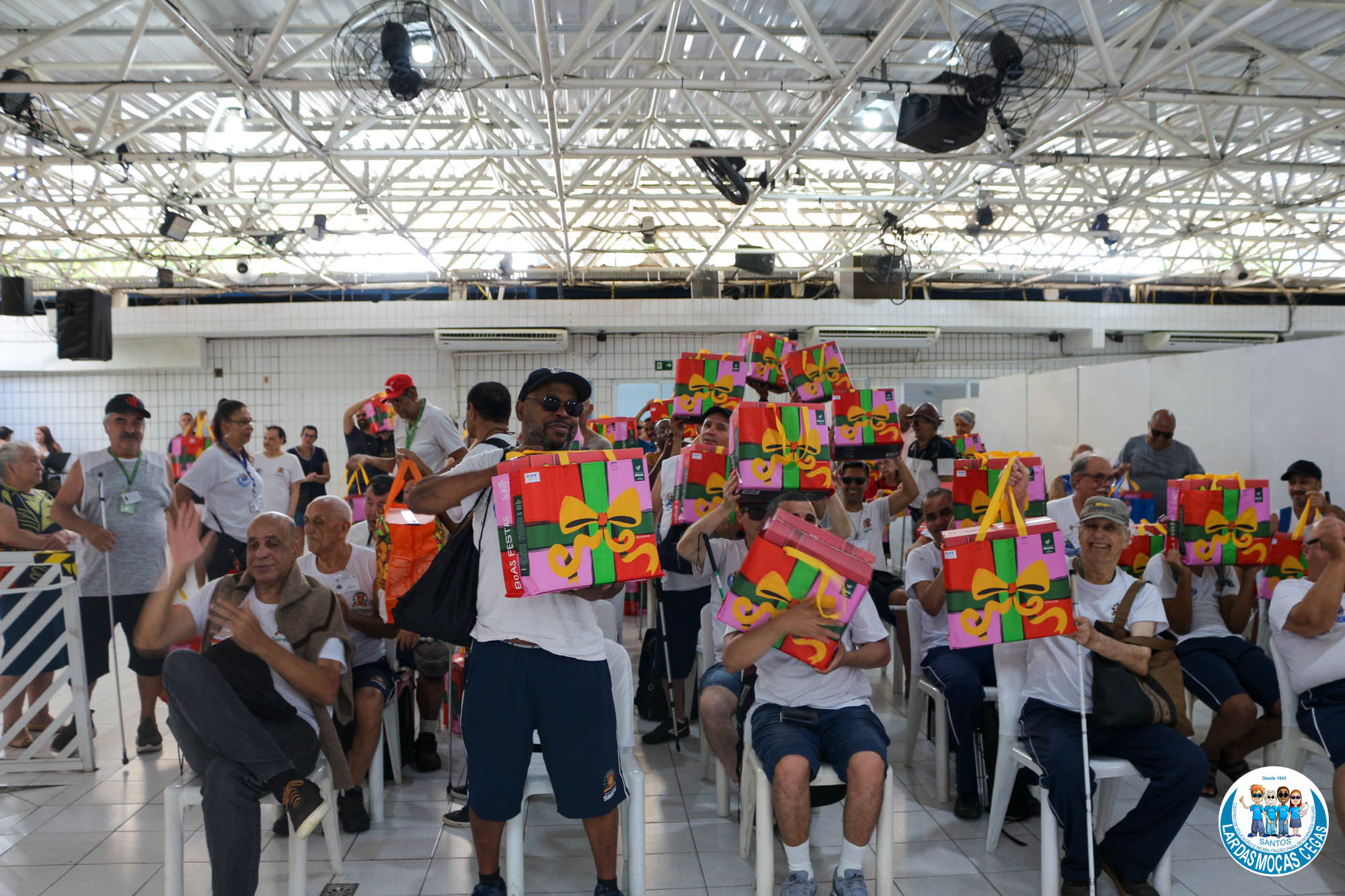 LMC realiza doação de cesta natalina para os alunos do Lar | Lar das Moças Cegas